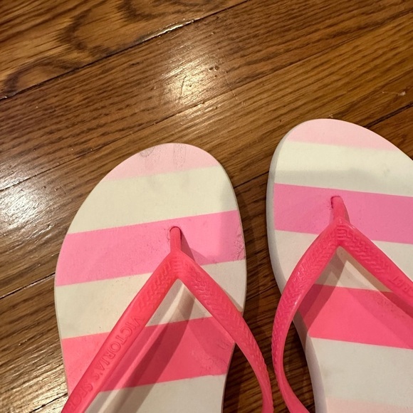 Victoria’s secret Pink Striped Flip Flops Size Small - Picture 3 of 8